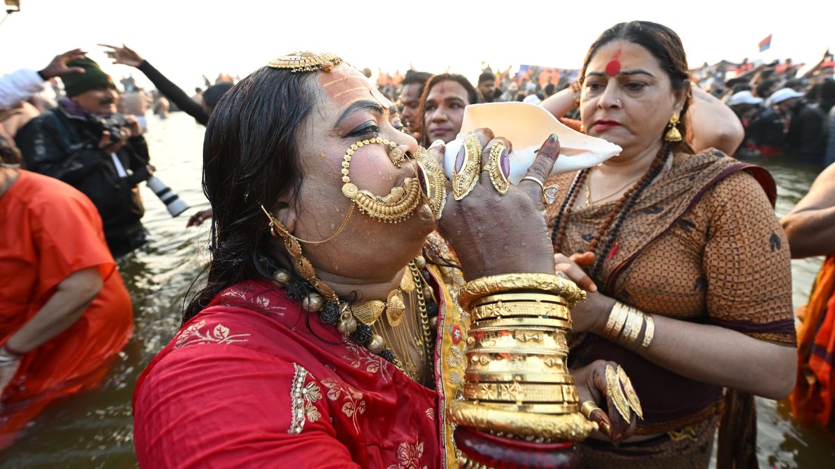 अमृत स्नान के दौरान किन्नर अखाड़े से जुड़ी संत.