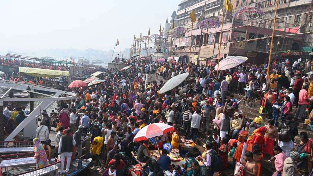 बनारस में भी गंगा स्नान के लिए जुटी भीड़.