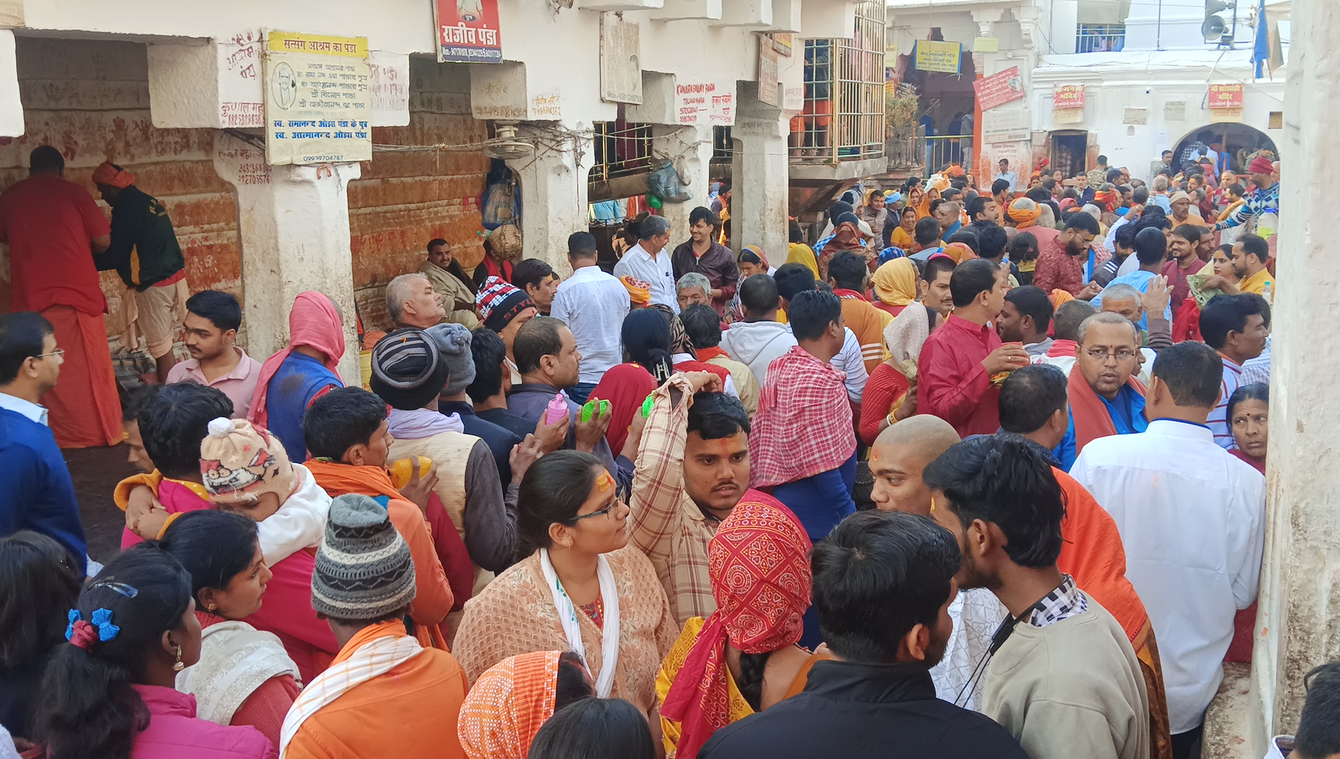 devotees-crowd-gathered-at-baba-baidyanath-temple-on-basant-panchami