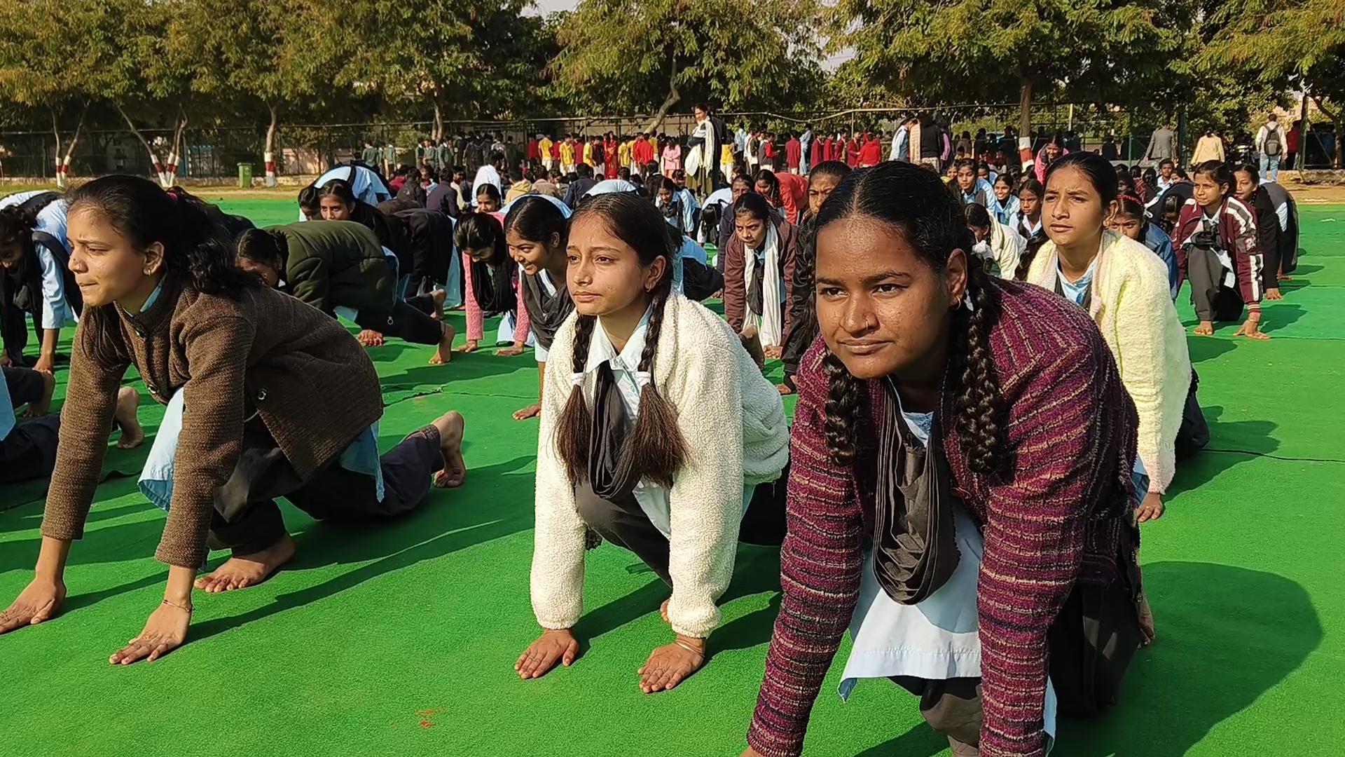 छात्र-छात्राओं ने किया सूर्य नमस्कार