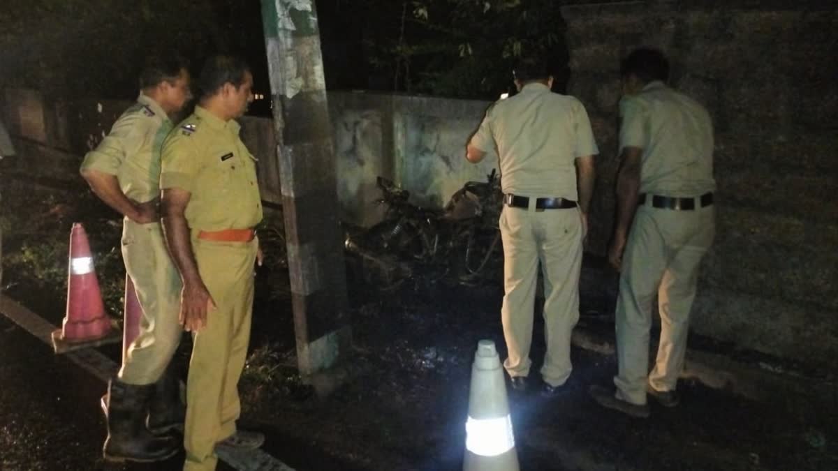 ബൈക്കിന് തീപിടിച്ച് 2 മരണം  കൊടുവളളി  bike hit an electric post  Bike Accident Two Youth Killed  ബൈക്ക് അപകടം