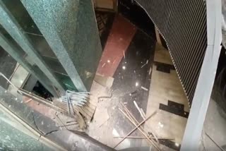 Noida shopping mall accident  Ceiling collapse in Noida  ഷോപ്പിങ് മാളിലെ സീലിങ് തകർന്ന് വീണു  നോയിഡയിൽ സീലിങ് തകർന്ന് രണ്ട് മരണം