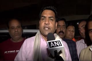 दिल्ली के खजूरी चौक पर सड़क सुदृढ़ीकरण कार्य का निरीक्षण