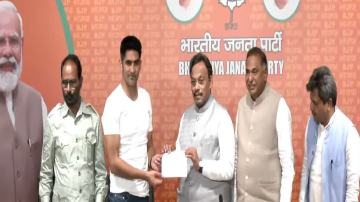 BOXER VIJENDER SINGH JOINS BJP