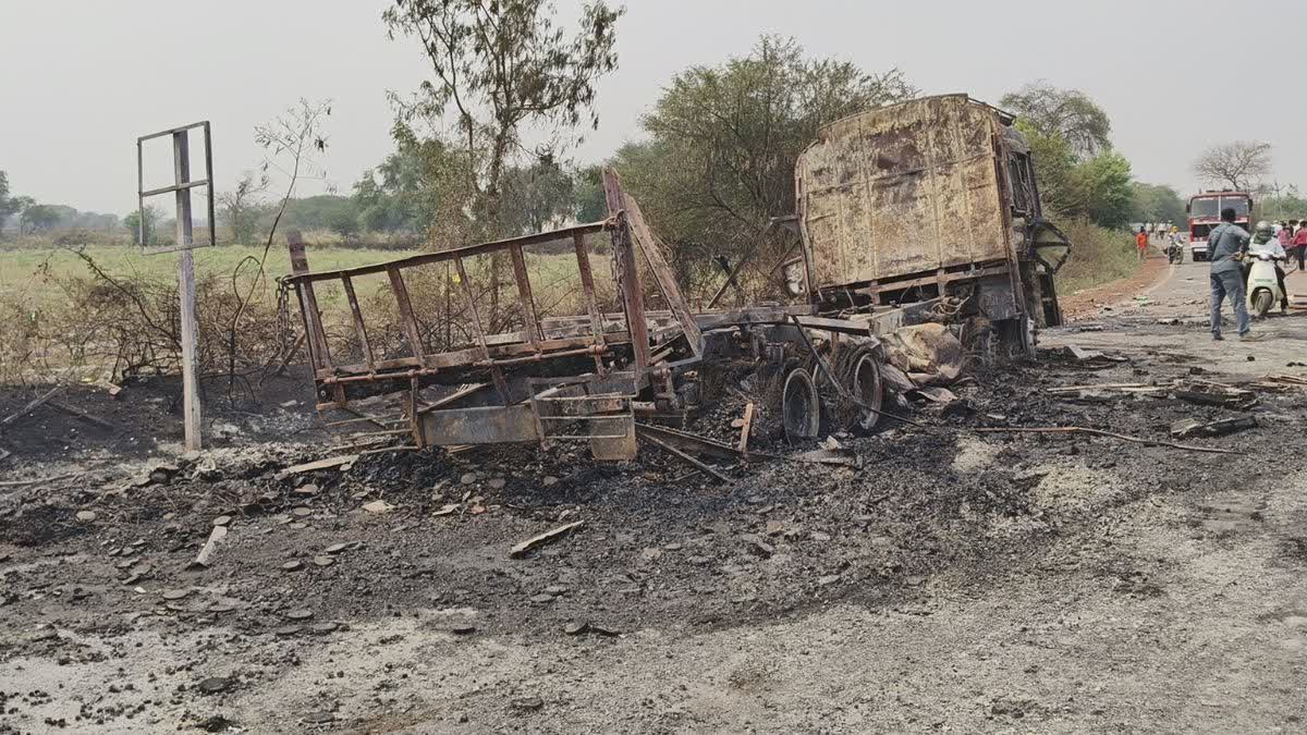 firecrackers Truck fire in Durg