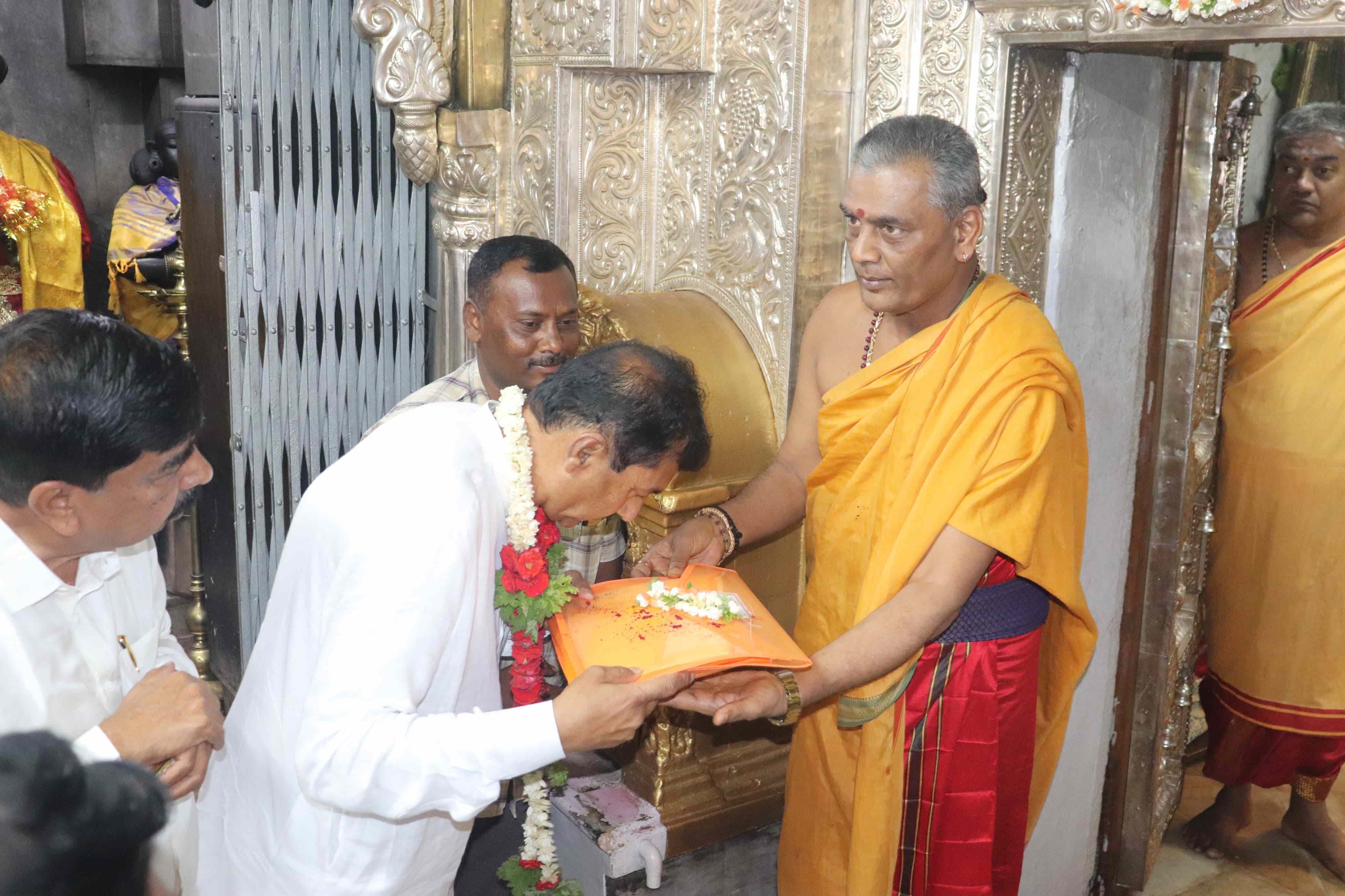 Lakshman offered pooja to B Forum papers at Chamundi Hill