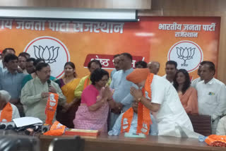 Congress leader accepting membership of BJP in Jaipur