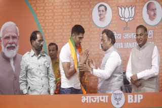 Boxer Vijender Singh quits Cong, joins BJP