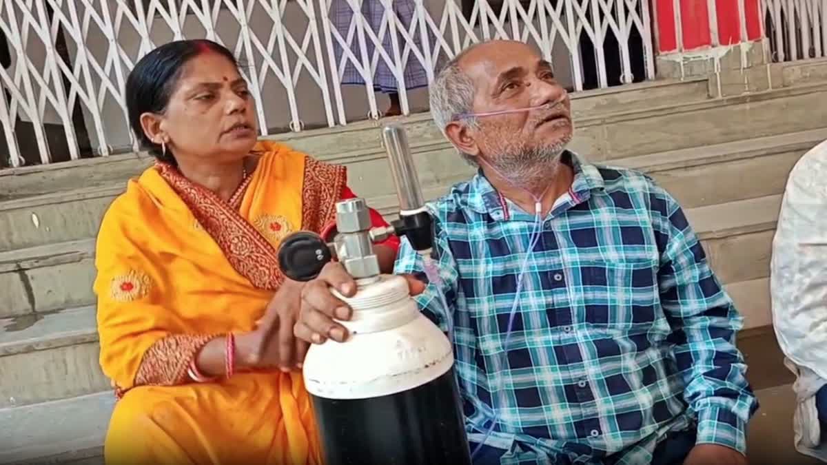 बुजुर्ग ऑक्सीजन सिलेंडर के साथ भागलपुर अदालत पहुंचा