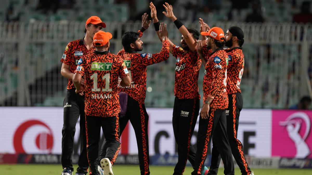 Kamindu mendis गेंदबाजी दो हाथों में SRH बनाम KKR मैच में IPL 2025 में