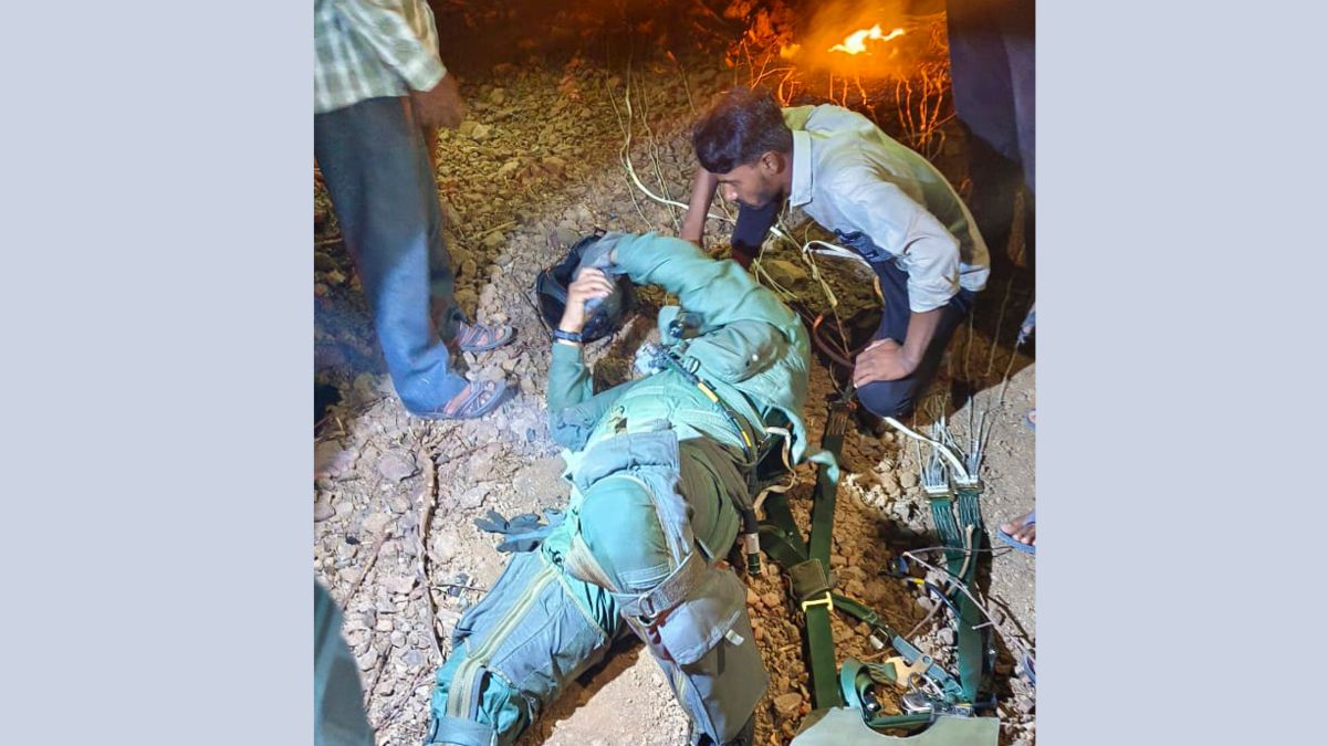طیارے سے ایجیکٹ ہو کر جائے حادثہ پر گرا پائلٹ