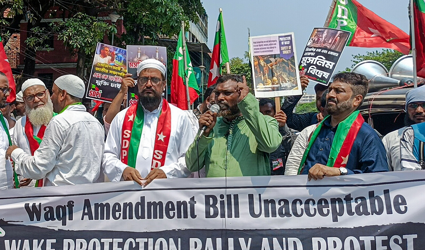 کولکتہ میں سوشل ڈیموکریٹک پارٹی کے حامیوں نے وقف ترمیمی بل کے خلاف احتجاج کیا