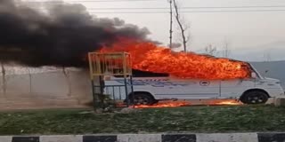 ٹنگمرگ میں ٹیمپو کو آگ لگ گئی۔ کسی زخمی کی اطلاع نہیں ہے