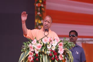 प्रयागराज में सीएम योगी.