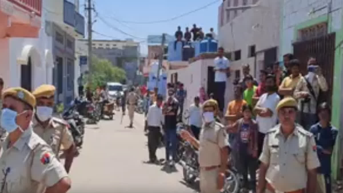 Crowd gathered at the spot after dead body was found in the house in Bundi's Jawahar Colony.