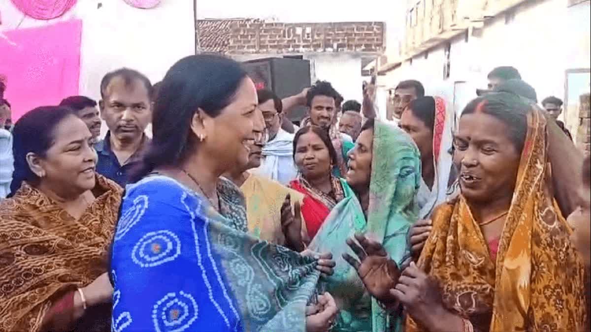 काराकाट में आंचल फैलाकर वोट मांगती उपेंद्र कुशवाहा की पत्नी