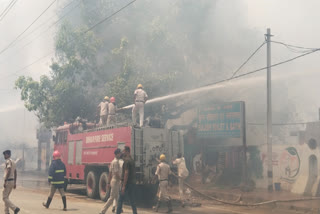पटना के बुद्ध घाट पर स्थित कई झोपड़ियों में लगी भीषण आग