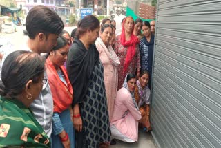 LIQUOR SHOP LOCKED IN MUSSOORIE