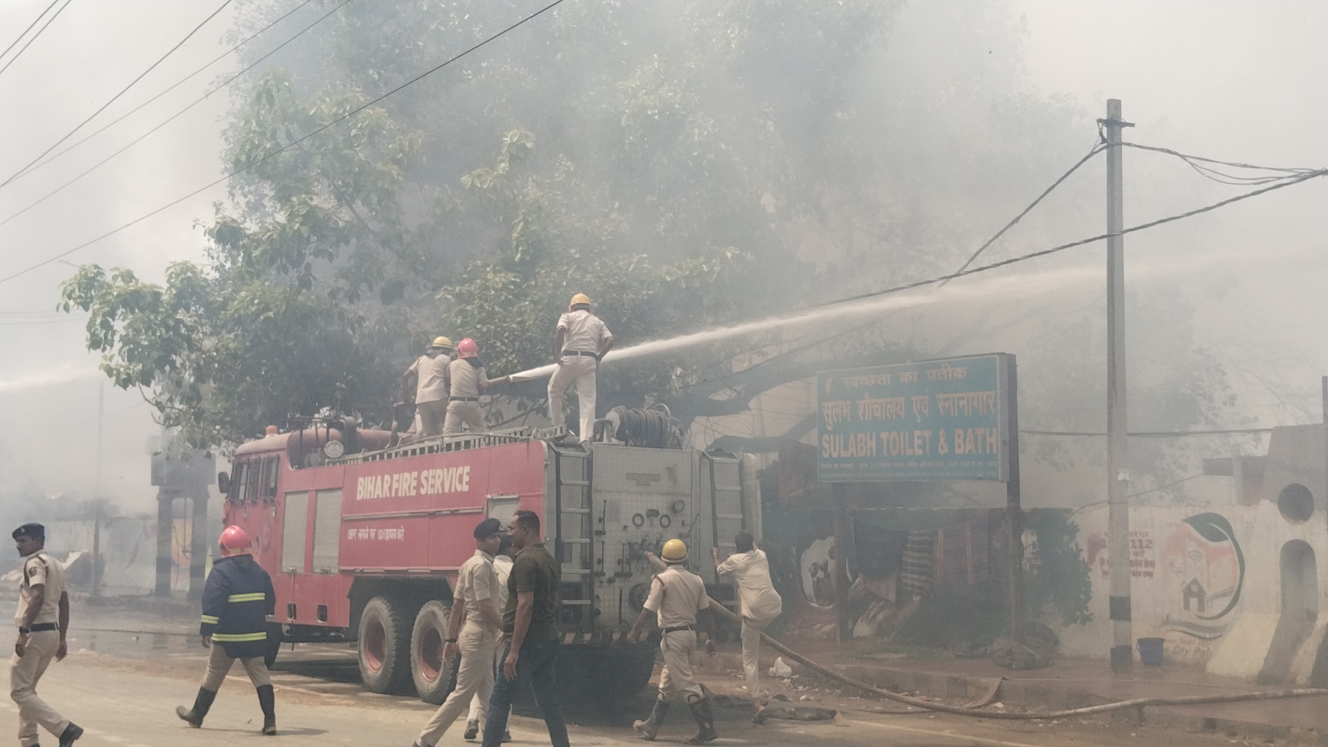 पटना में अगलगी के बाद आग बुझाते दमकल कर्मी