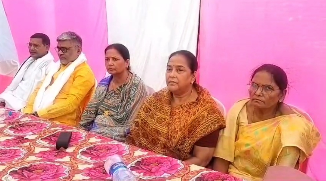 काराकाट में कार्यकर्ताओं के साथ बैठक करतीं उपेंद्र कुशवाहा की पत्नी