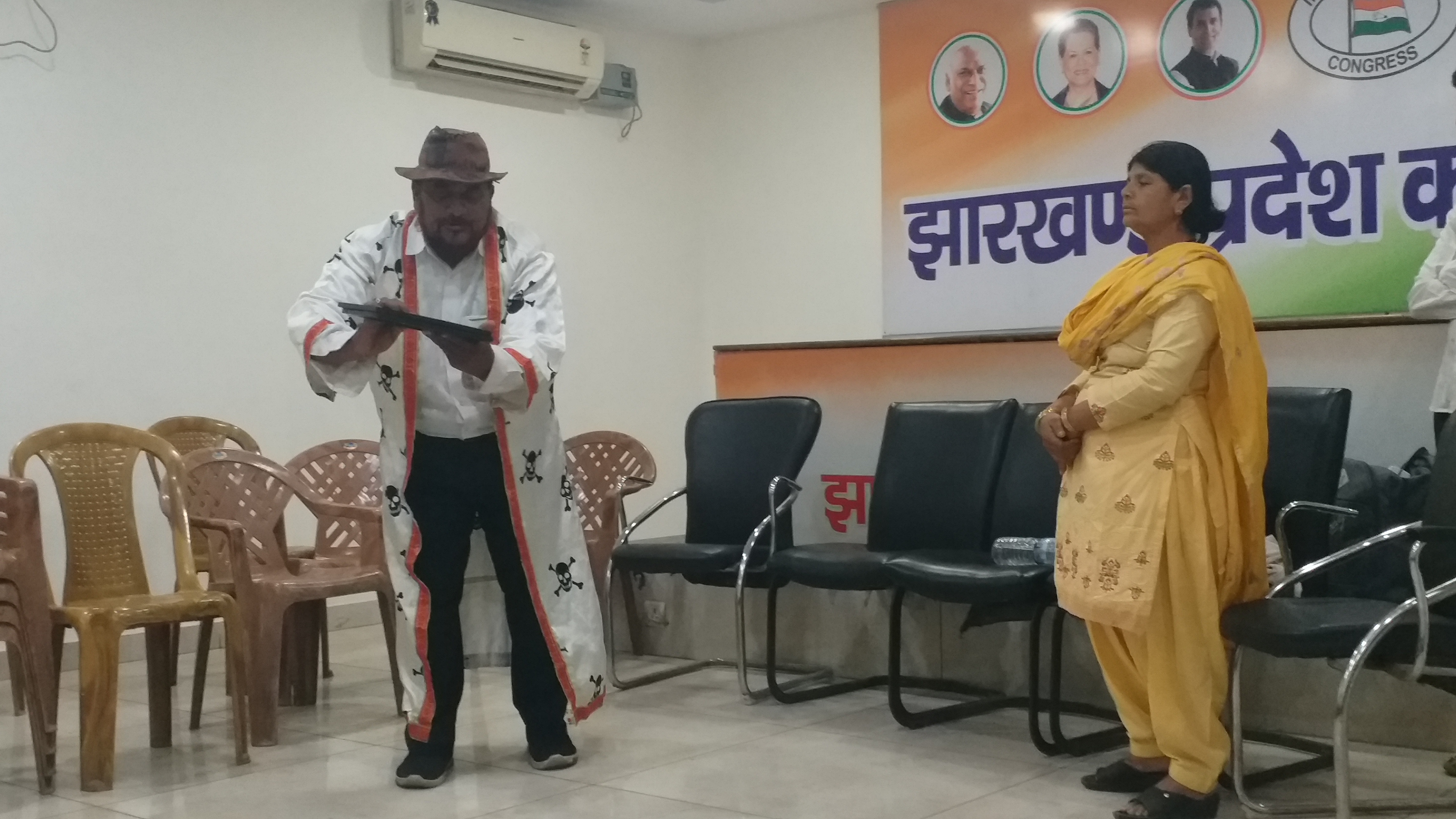 Jharkhand Congress campaign through magic show for Lok Sabha election 2024
