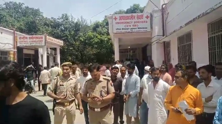 शिक्षिका को गोली मारने की सूचना पर पहुंची पुलिस.