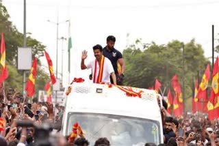 தொண்டர்கள் மத்தியில் தவெக தலைவர் விஜய்