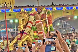 2024ஆம் ஆண்டு சித்திரை திருவிழாவின் போது வைகை ஆற்றில் இறங்கிய கள்ளழகர்