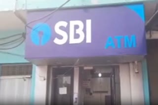 ATM मशीन उखाड़ कर फरार हुए बदमाश