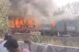 ताज एक्सप्रेस ट्रेन में आग से मचा हड़कंप