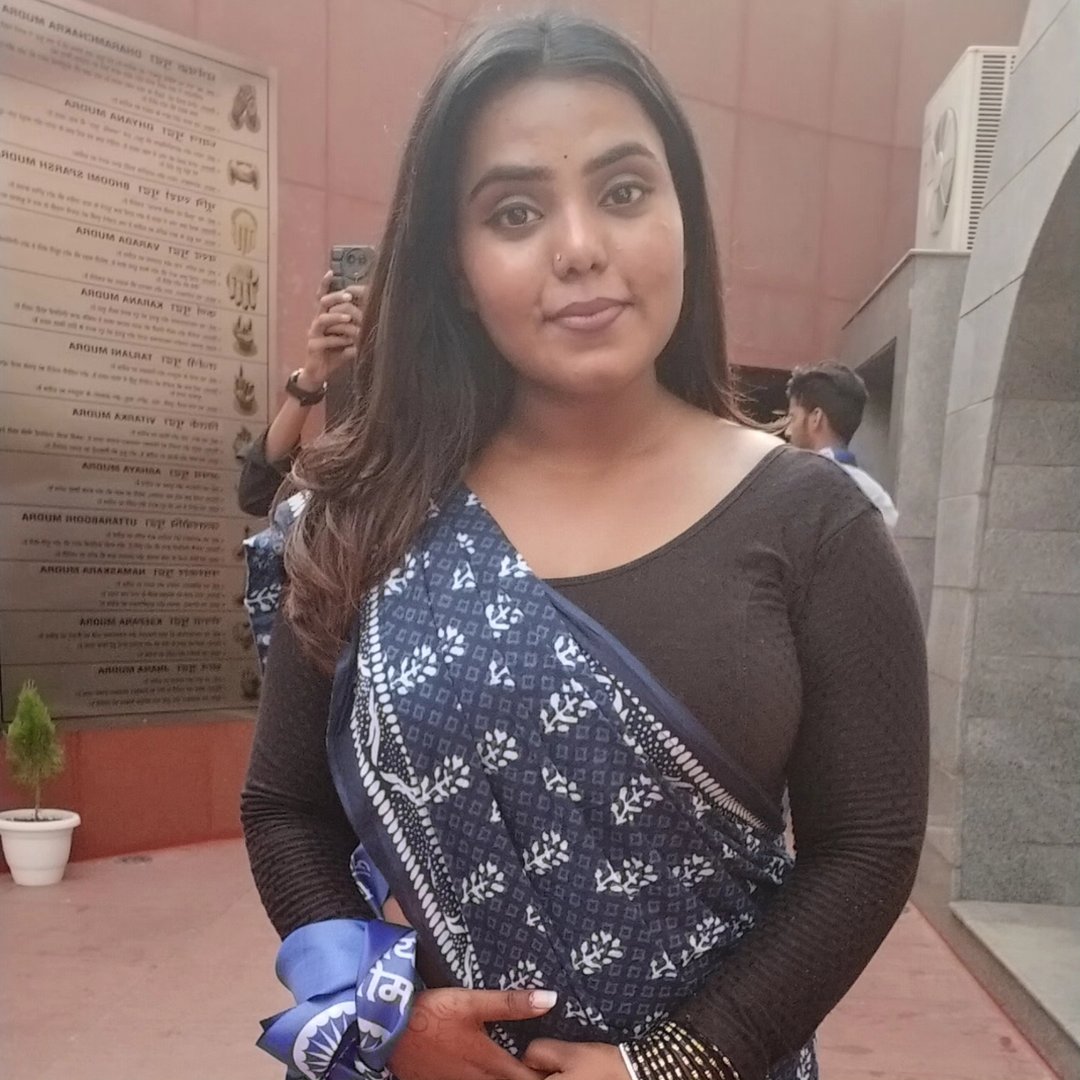 Faridabad 22 year old lady Sonali is driving an auto along with her studies wants to become a lawyer