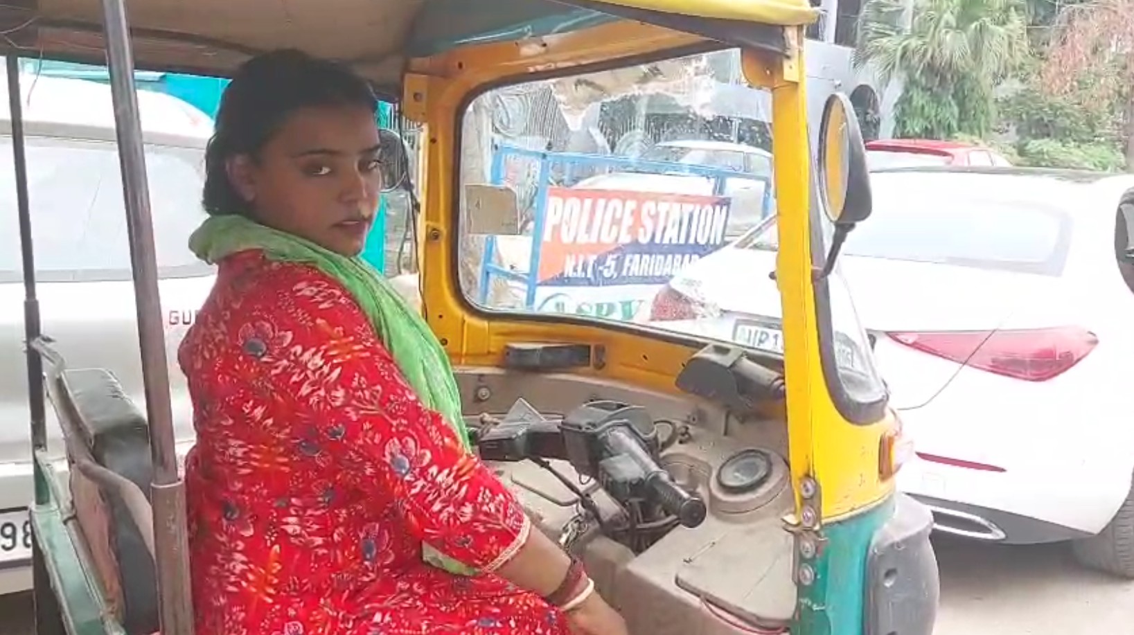 Faridabad 22 year old lady Sonali is driving an auto along with her studies wants to become a lawyer
