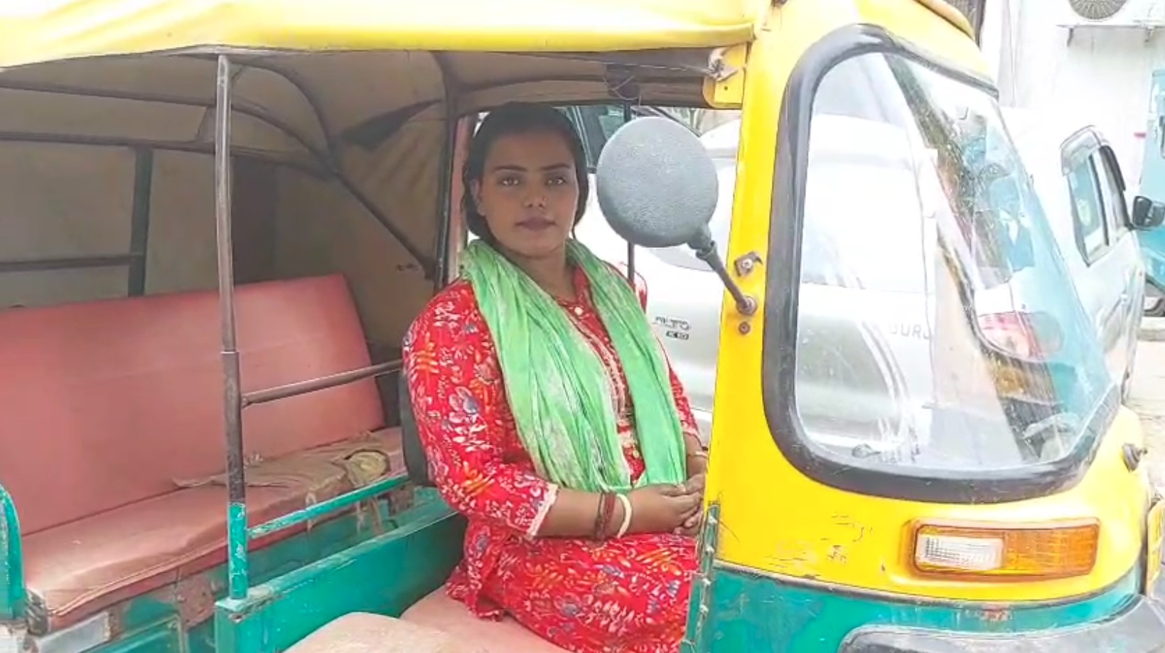 Faridabad 22 year old lady Sonali is driving an auto along with her studies wants to become a lawyer