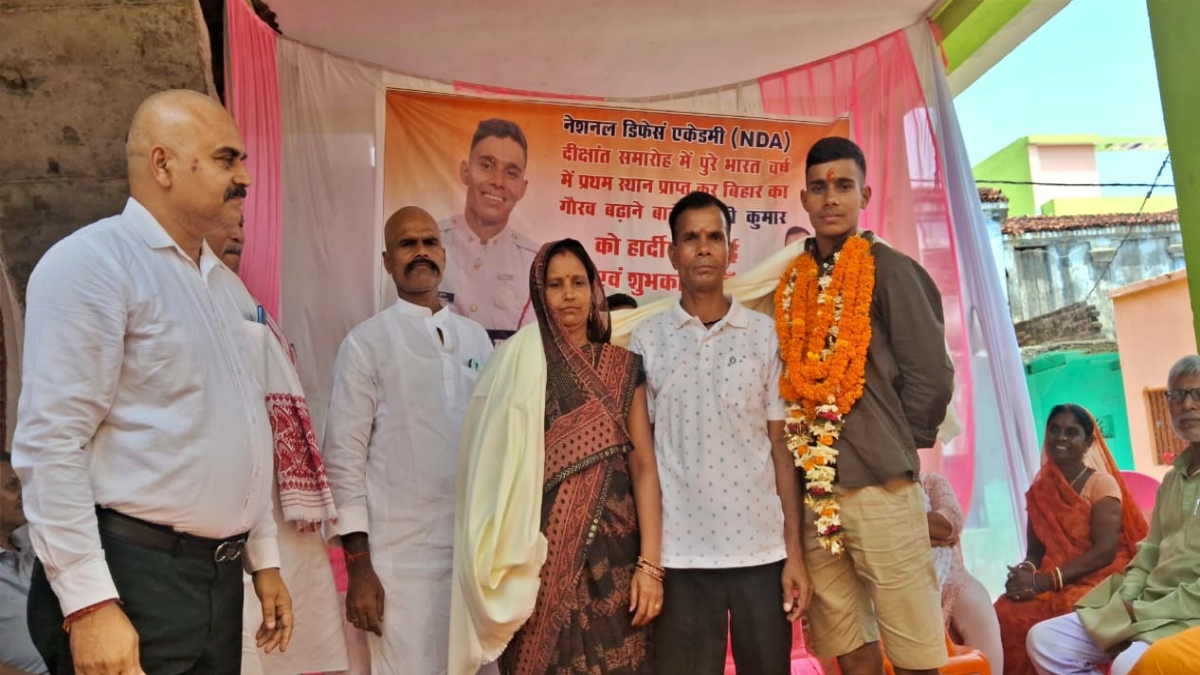 परिवार के साथ मंच पर लक्की कुमार