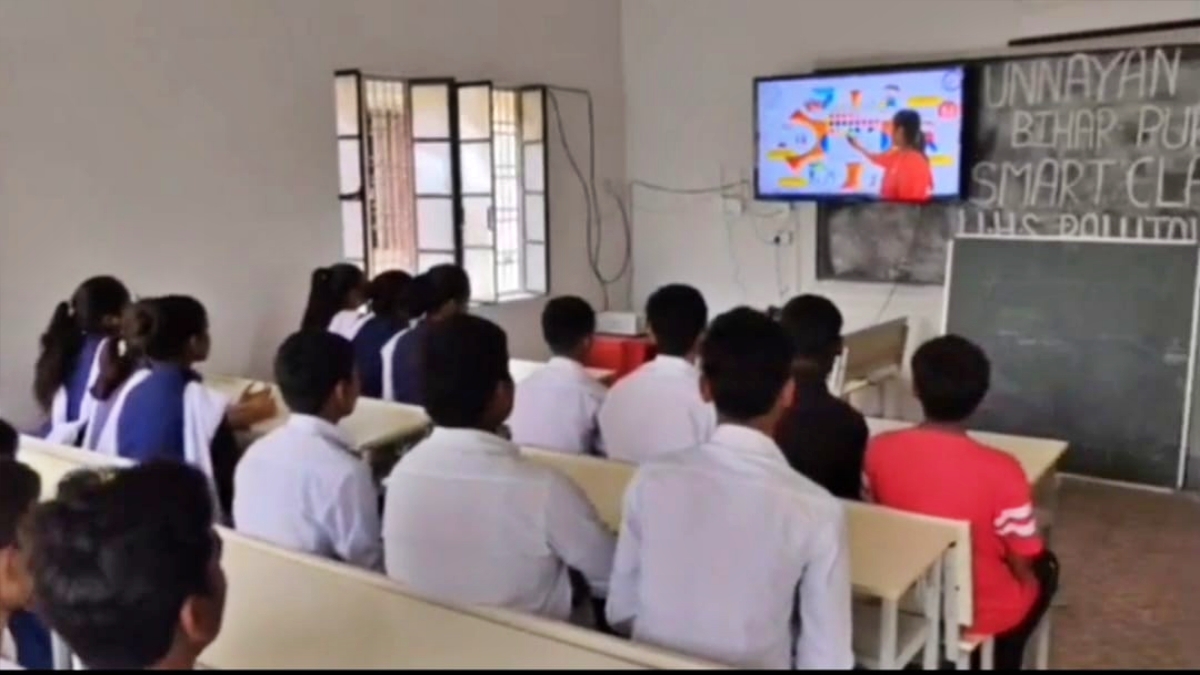 पूर्णिया स्कूल में अध्ययन करते छात्र-छात्राएं