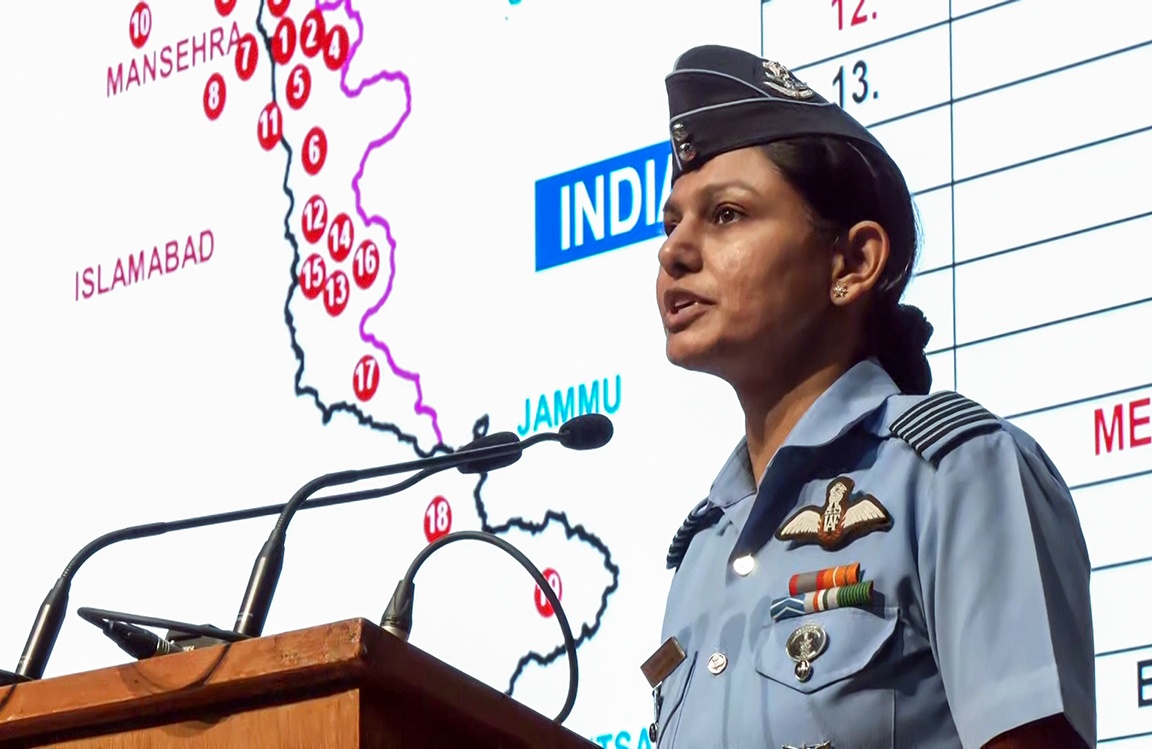 विंग कमांडर व्योमिका सिंग ऑपरेशन सिंदूरबाबत माहिती देताना