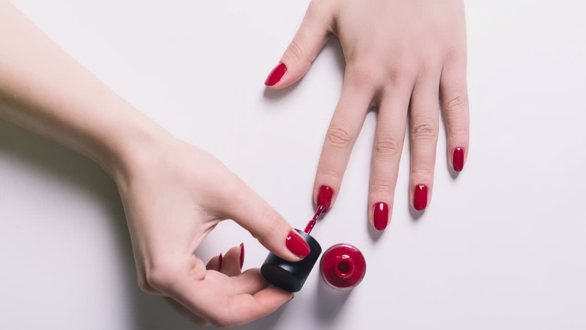 SIDE EFFECT OF NAIL POLISH HOW NAIL POLISH AFFECT YOUR HEALTH HARMFUL EFFECTS OF NAIL POLISH HOW TOXIC IS NAIL POLISH