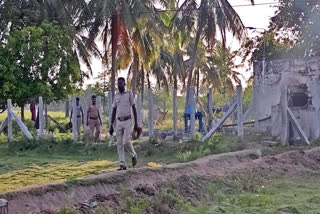 சம்பவ இடத்தில் விசாரணை செய்யும் போலீசார்
