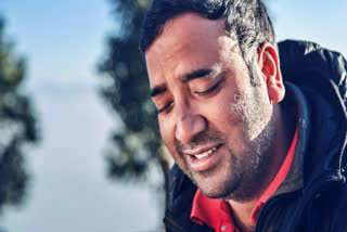 Traveller feeling sad
