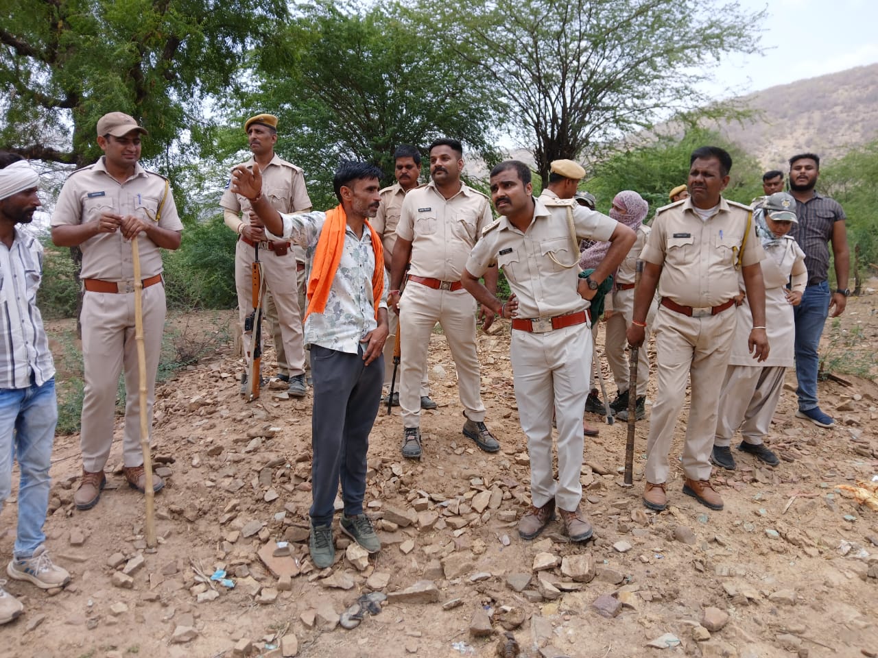 भारी पुलिस बल के साथ अधिकारी रहे मौजूद