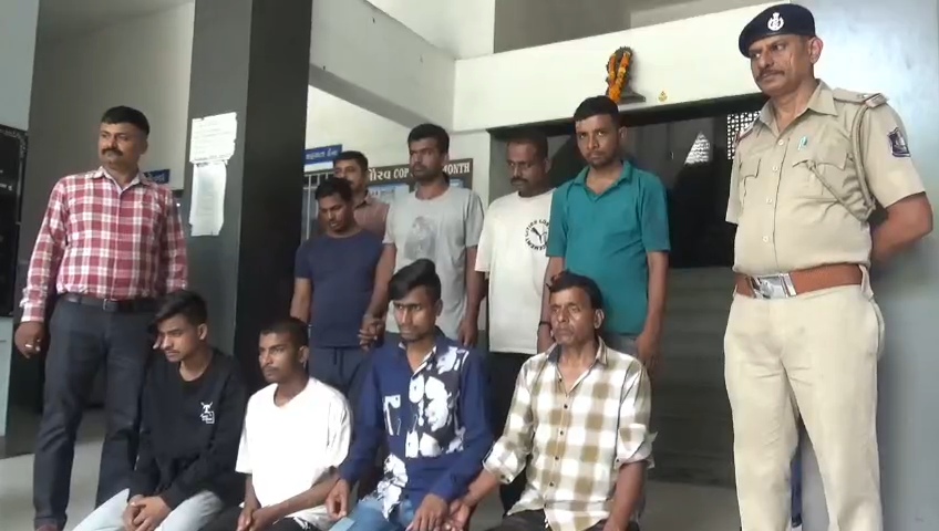 બાંગ્લાદેશી લલના સહિત છ ગ્રાહક ઝડપાયા