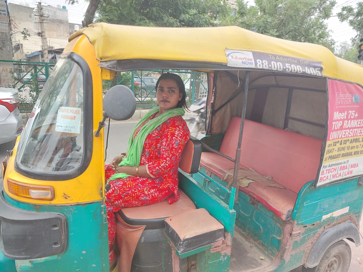 Faridabad 22 year old lady Sonali is driving an auto along with her studies wants to become a lawyer
