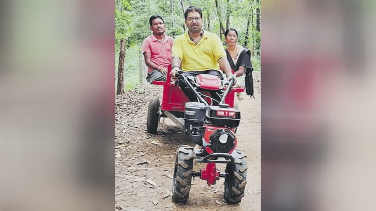 A farmer is going to buy a helicopter for spraying pesticides with Rs 7 crores  A farmer is going to buy helicopter  helicopter worth seven crores  ഹോളണ്ടിലെ റോബിൻസൺ കമ്പനി  1000 ഏക്കര്‍ കൃഷിയിടം  മരുന്നടിക്കാന്‍ 7 കോടിയുടെ ഹെലികോപ്‌റ്റര്‍  രാജാറാം ത്രിപാഠി  ഹെലികോപ്‌റ്റര്‍