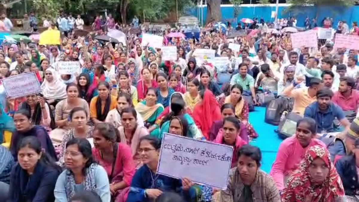 teachers-and-farmers-protesting-at-freedom-park-against-state-government