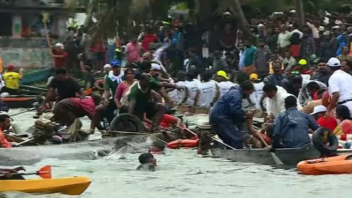 Etv BharatRacing Boat Capsized During Alappuzha Chambakkulam Moolam Boat Race