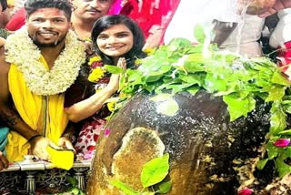cricketer Umesh Yadav with wife