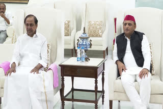 Akhilesh Yadav met CM KCR