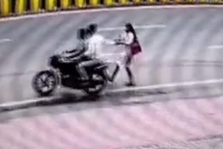 A video of a bike-borne duo snatching a woman's phone in Madhya Pradesh has come to the surface. The incident took place in the Lasudia police station area of the district. The victim woman, identified as Pranjali Singh Baghel, a resident of Shahdol district, was on her way home after work.