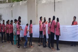 Guru Purnima 2023 : રાજકોટમાં વિદ્યાર્થીનીઓએ 100 મીટર કપડામાં ગુરુ સ્લોગન લખ્યા વિવિધ ભાષામાં