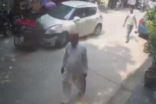 Speeding car hit rickshaw driver in delhi